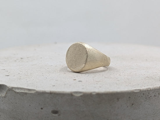 Frosted Oval Ladies Signet ring | 9k Yellow gold 100% recycled