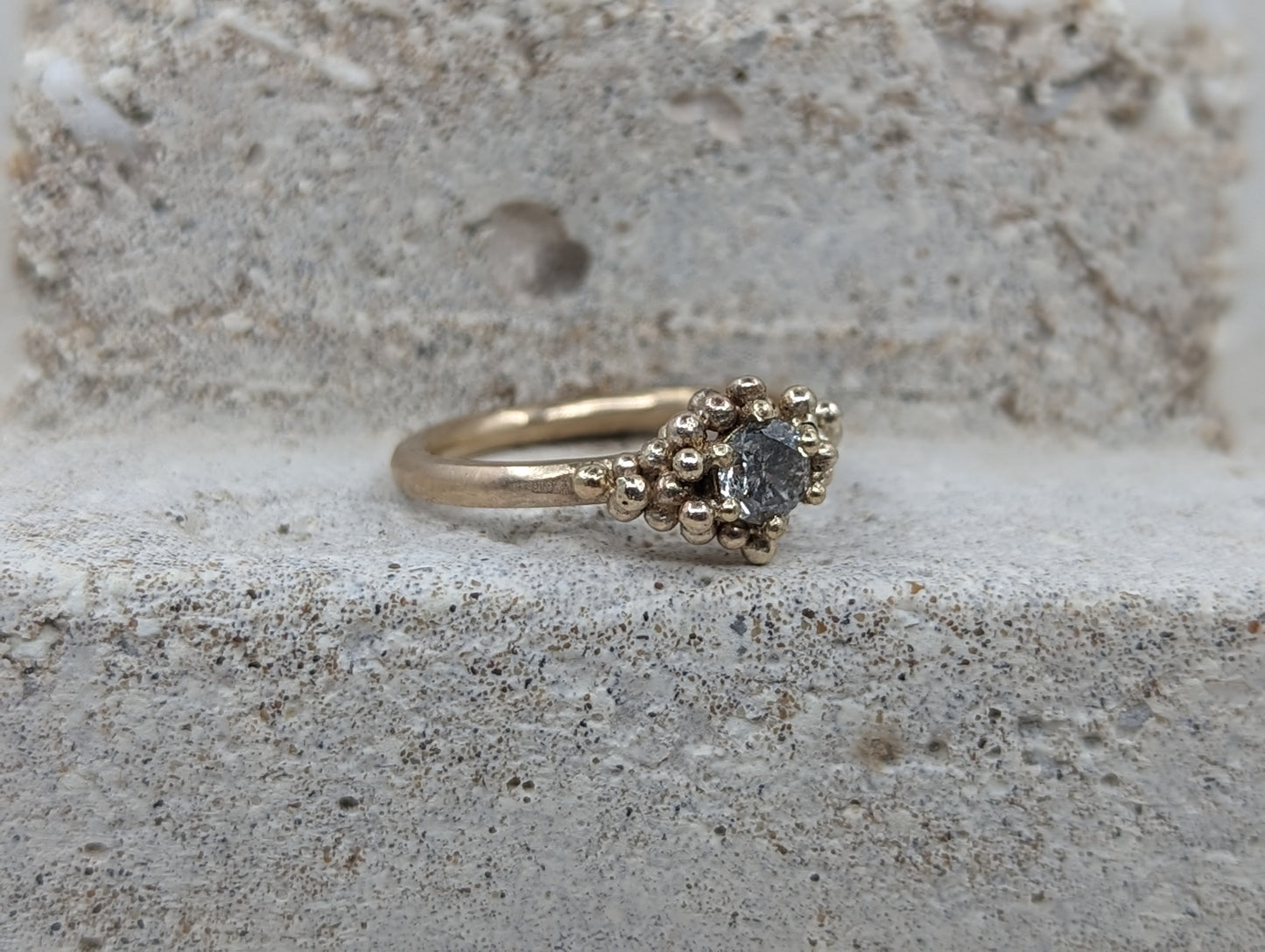 The Salt and Pepper Solitaire | 9k Yellow gold
