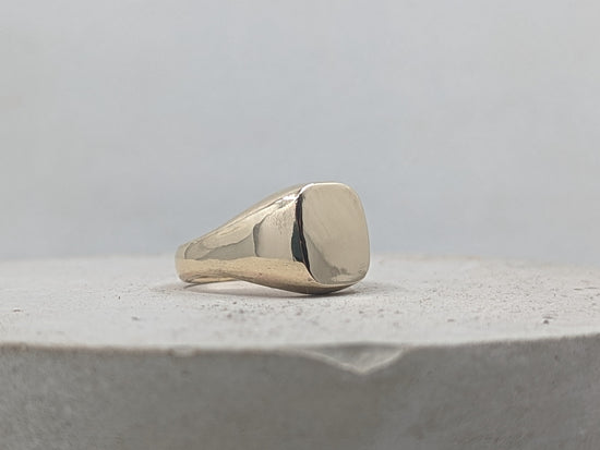 Load image into Gallery viewer, Cushion Style Signet ring | 9k Yellow Gold
