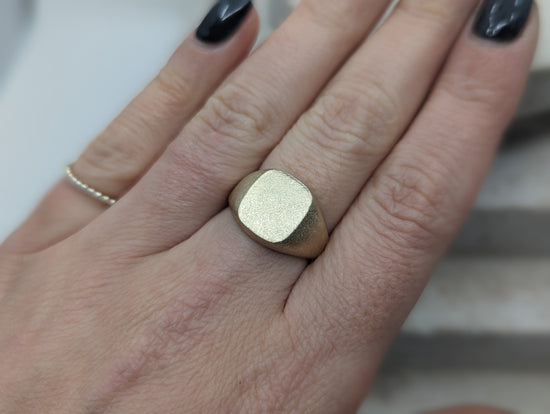 Load image into Gallery viewer, Frosted Cushion Style Signet ring | 9k Yellow Gold
