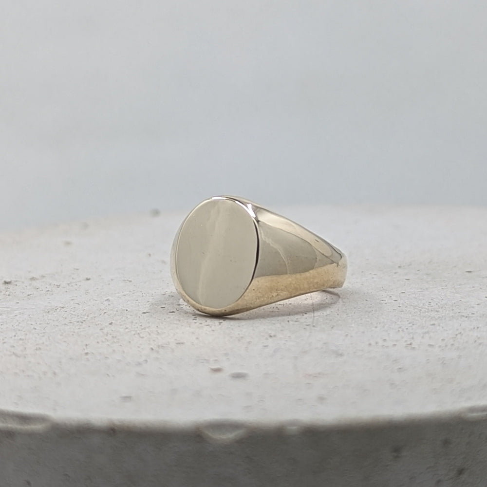 Oval Ladies Signet ring | 9k Yellow gold 100% recycled - MILLY MAUNDER