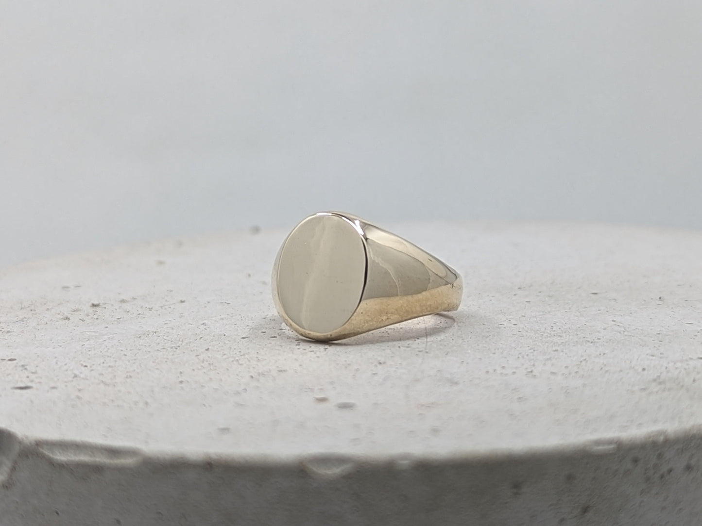 Oval Ladies Signet ring | 9k Yellow gold 100% recycled