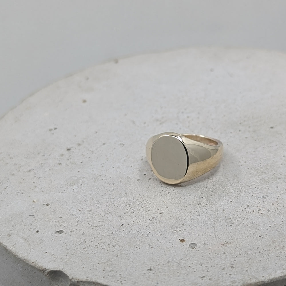 Oval Ladies Signet ring | 9k Yellow gold 100% recycled - MILLY MAUNDER
