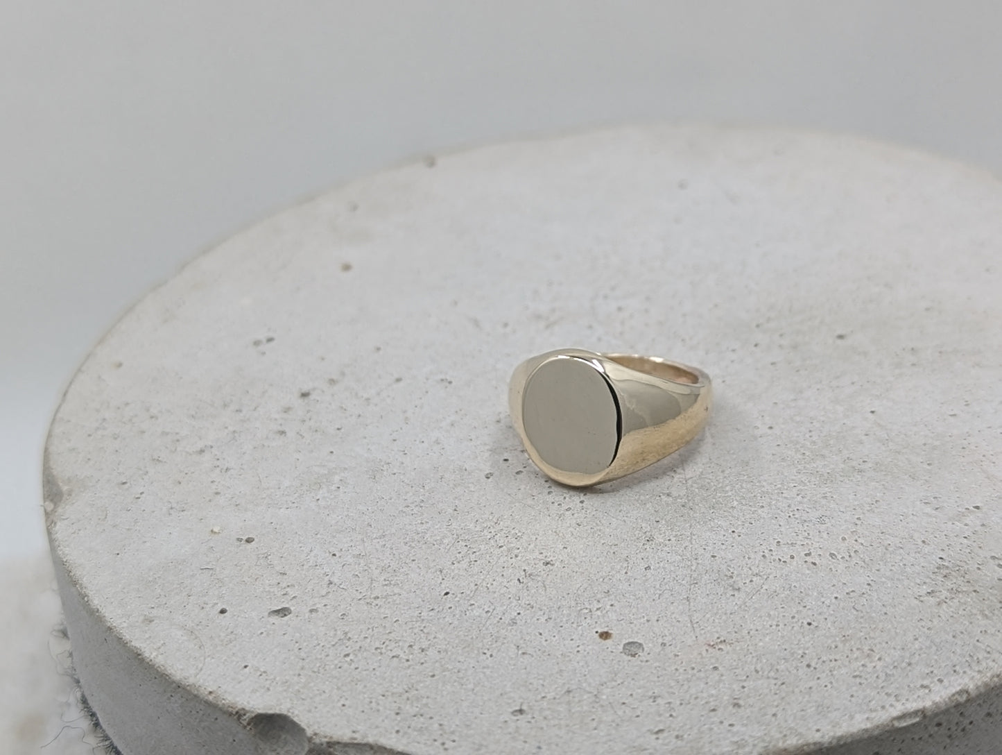 Load image into Gallery viewer, Oval Ladies Signet ring | 9k Yellow gold 100% recycled
