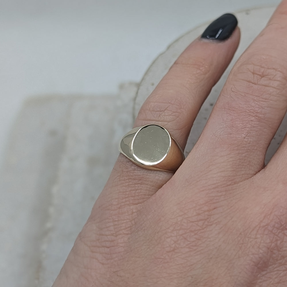 Oval Ladies Signet ring | 9k Yellow gold 100% recycled - MILLY MAUNDER