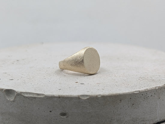 Load image into Gallery viewer, Frosted Oval Ladies Signet ring | 9k Yellow gold 100% recycled
