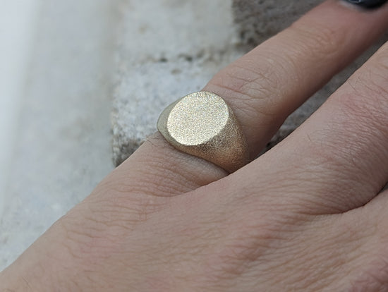 Load image into Gallery viewer, Frosted Oval Ladies Signet ring | 9k Yellow gold 100% recycled

