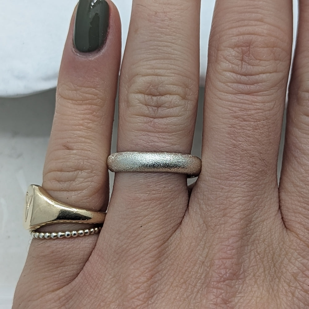 4.0 Frosted Heavy Wedding Band | 9k White gold - MILLY MAUNDER